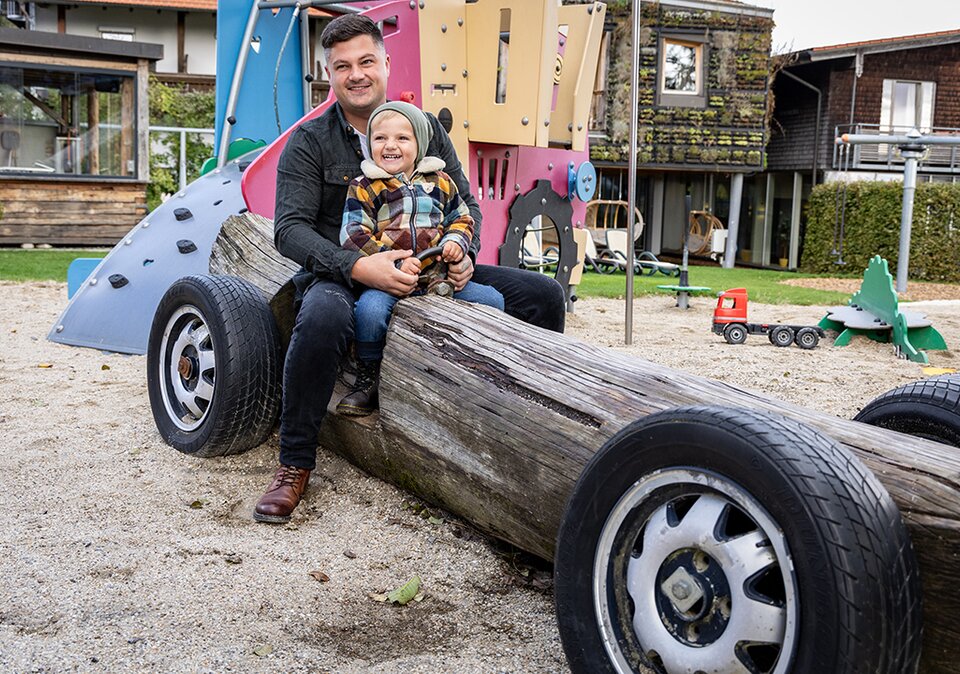 Junge und Vater am Spielplatz