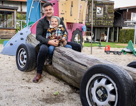 Junge und Vater am Spielplatz