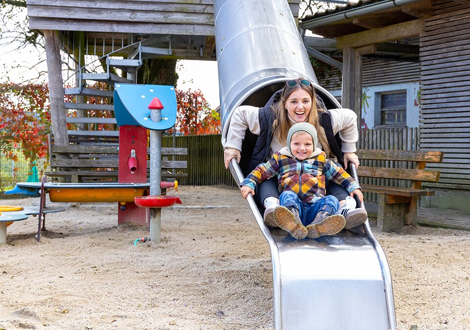 Mutter und Kind auf Rutsche