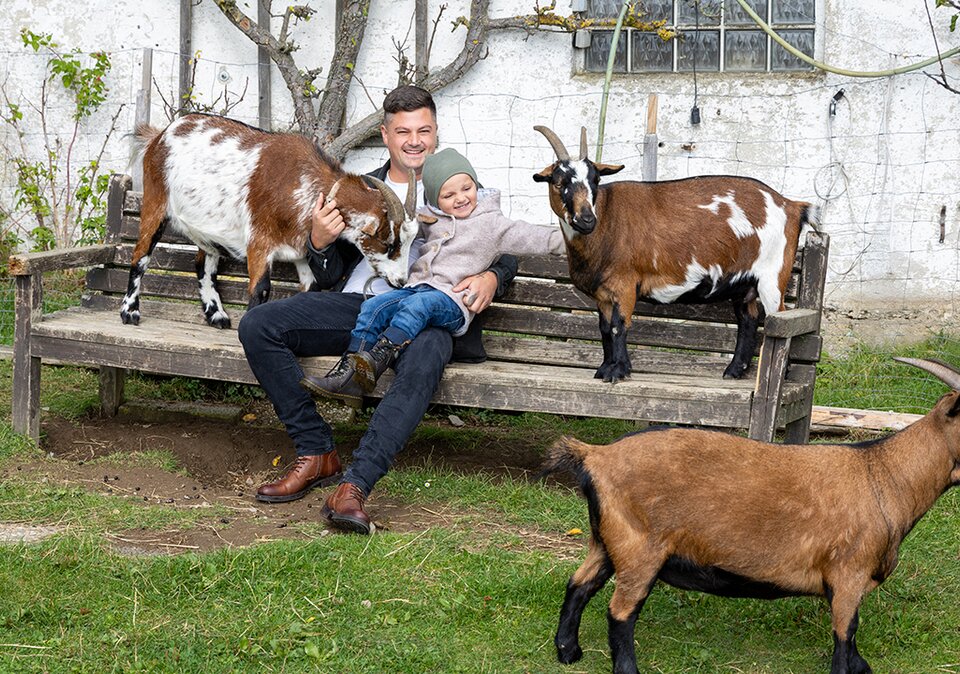 Vater und Sohn mit 3 Ziegen