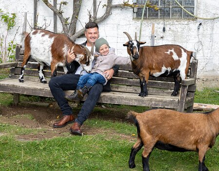 Vater und Sohn mit 3 Ziegen